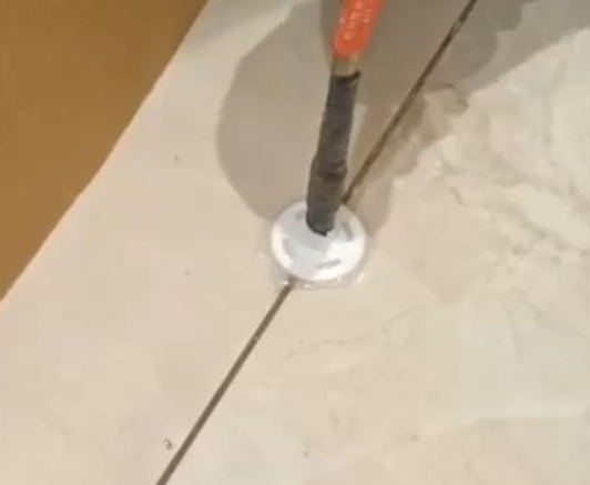 龙安瓷砖空鼓维修公司专业解答瓷砖在铺贴过程中，如果没有涂抹均匀到位的粘结材料（如水泥砂浆或瓷砖胶），可能会导致以下问题