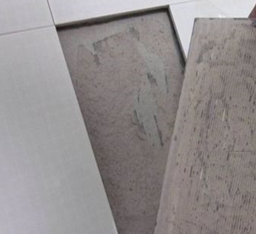 龙安瓷砖空鼓维修公司分享瓷砖铺贴时如果打浆（即涂抹在瓷砖背面和基层上的砂浆或瓷砖胶）过少，会带来以下问题